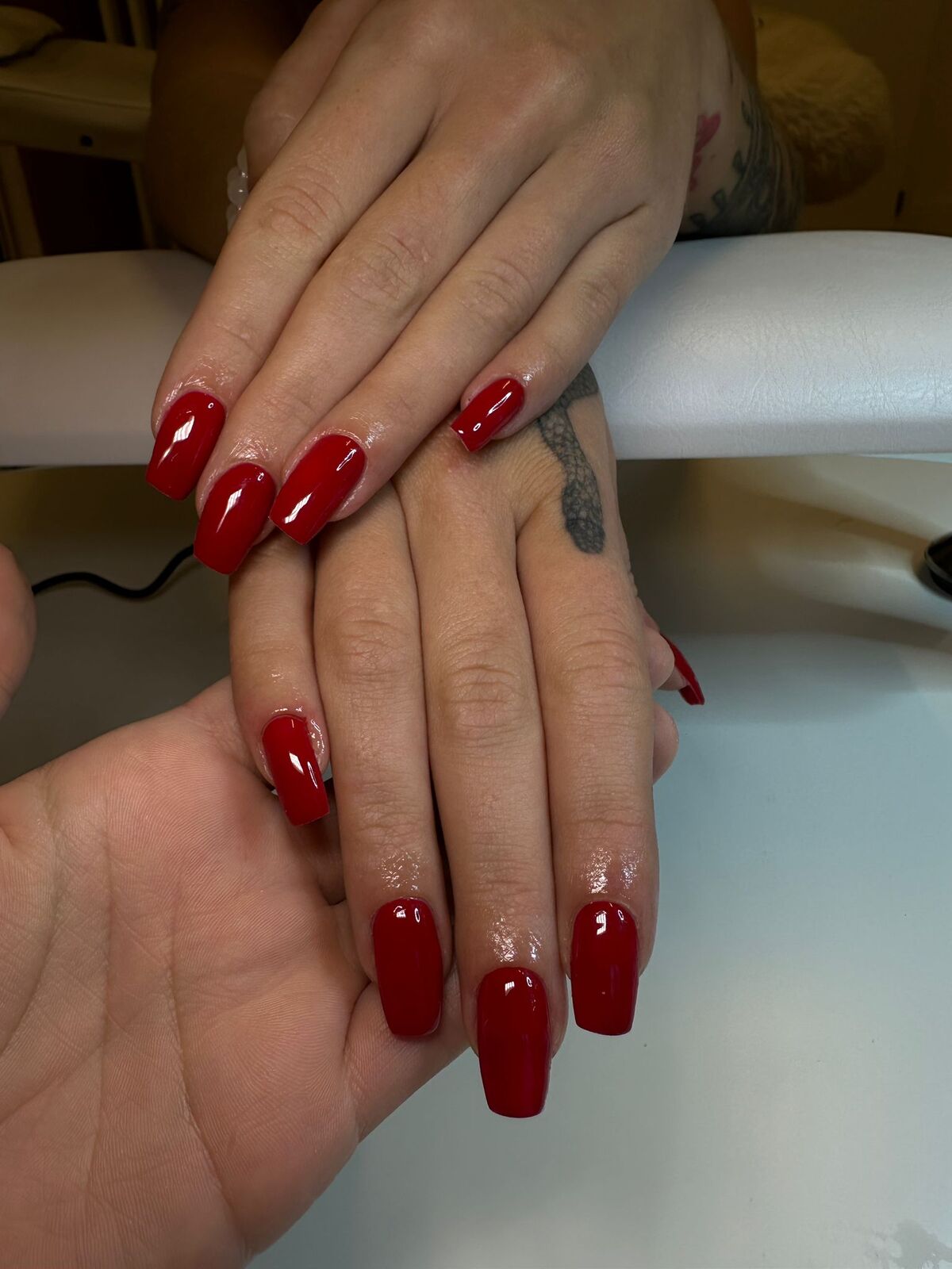 Quadratisch gefeilte Nägel mit glänzendem klassischem Rot