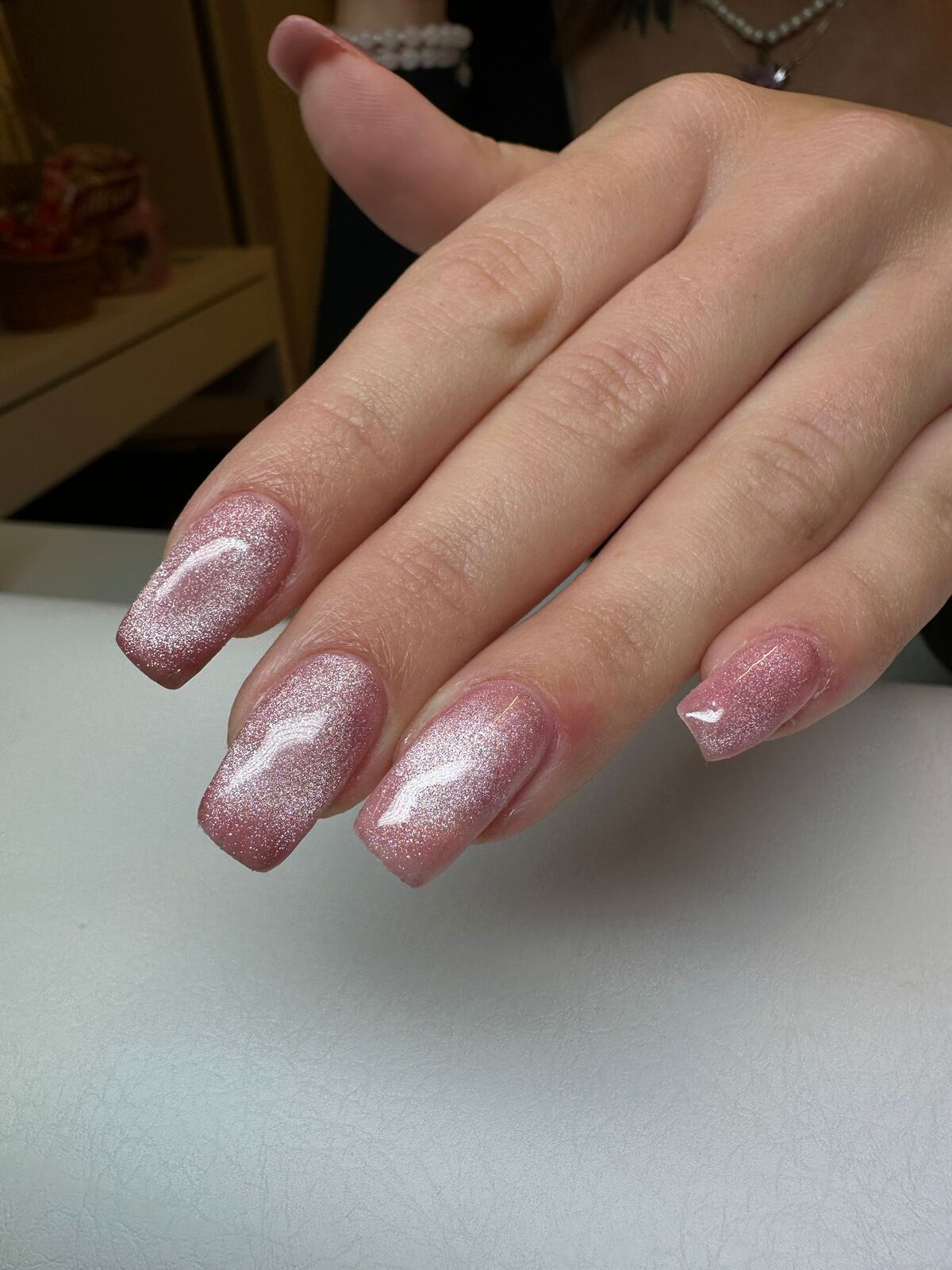 Lange eckige Nägel mit rosé Glitzer-Finish