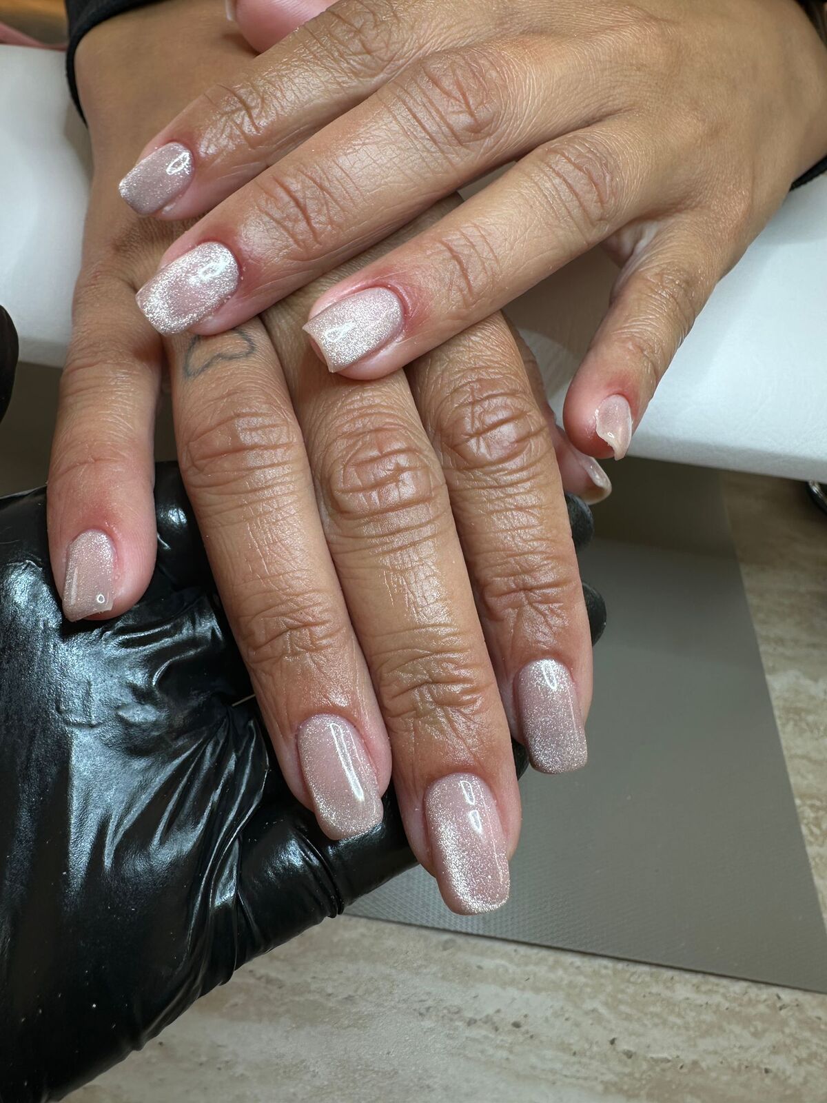 Kurze Nägel mit schimmerndem Glitzer-Gel in Nude