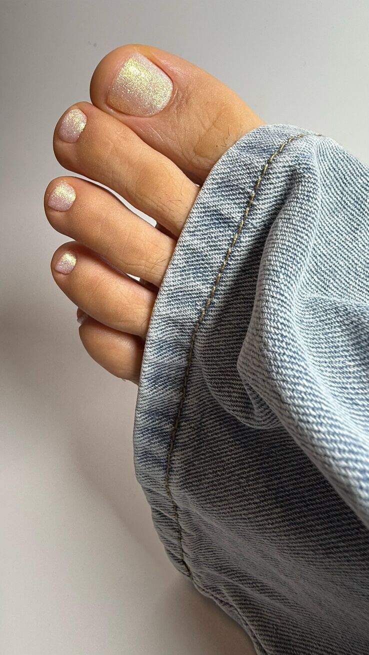 Zehennägel mit irisierendem Glitzer-Lack